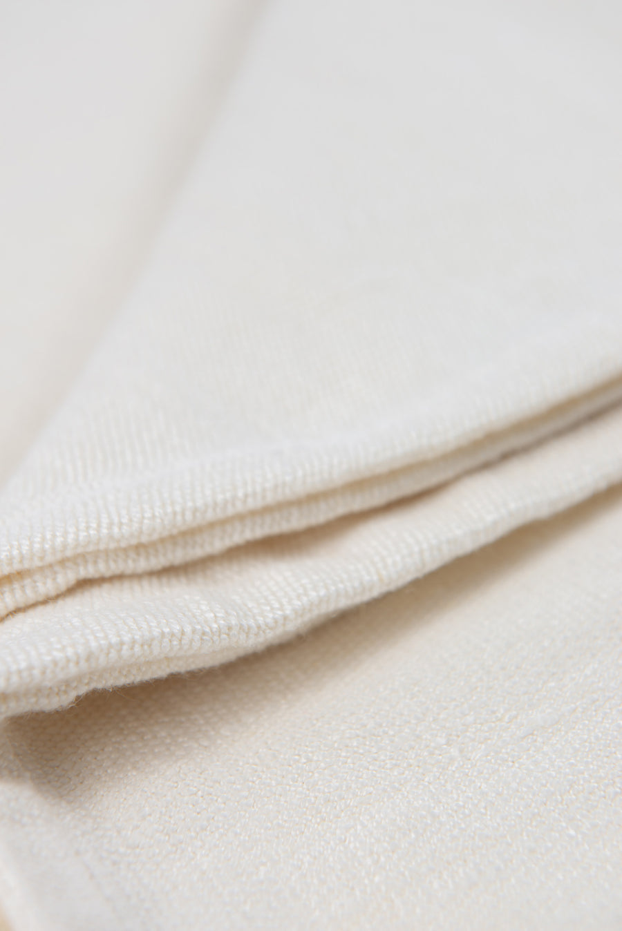 Less is truly more with this effortlessly versatile and ultra-comfortable throw blanket. 