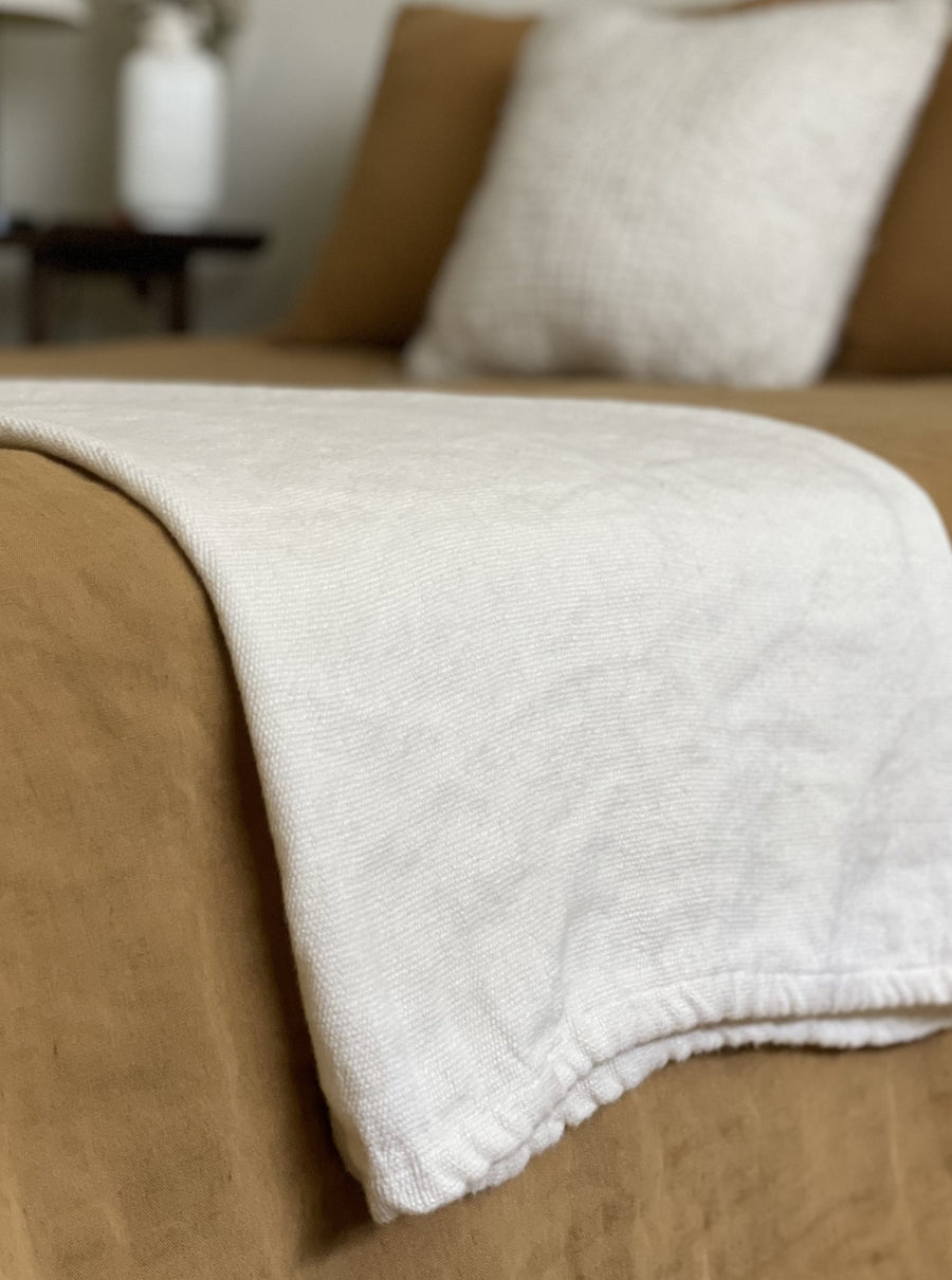 Less is truly more with this effortlessly versatile and ultra-comfortable throw blanket. 