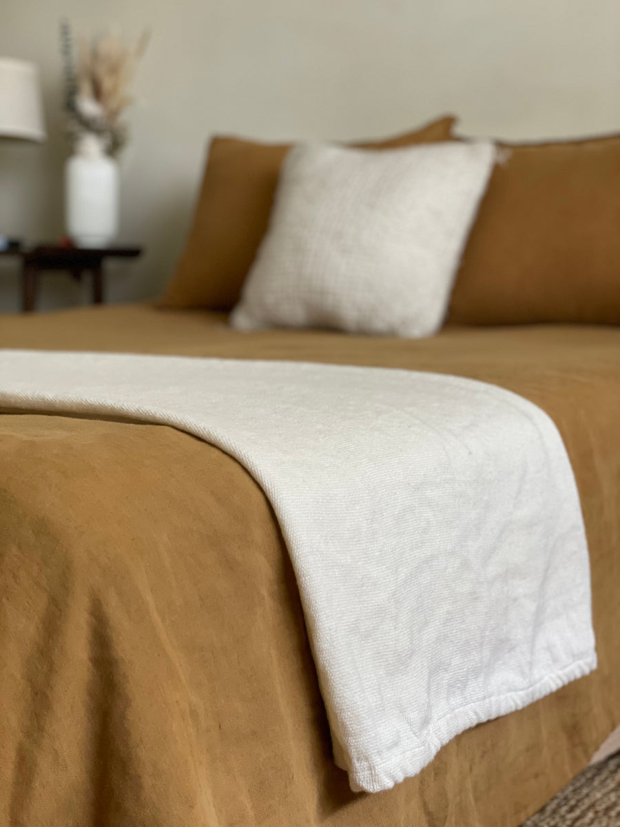 Less is truly more with this effortlessly versatile and ultra-comfortable throw blanket. 